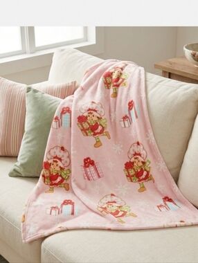 Strawberry Shortcake Shaped Box Throw Set
